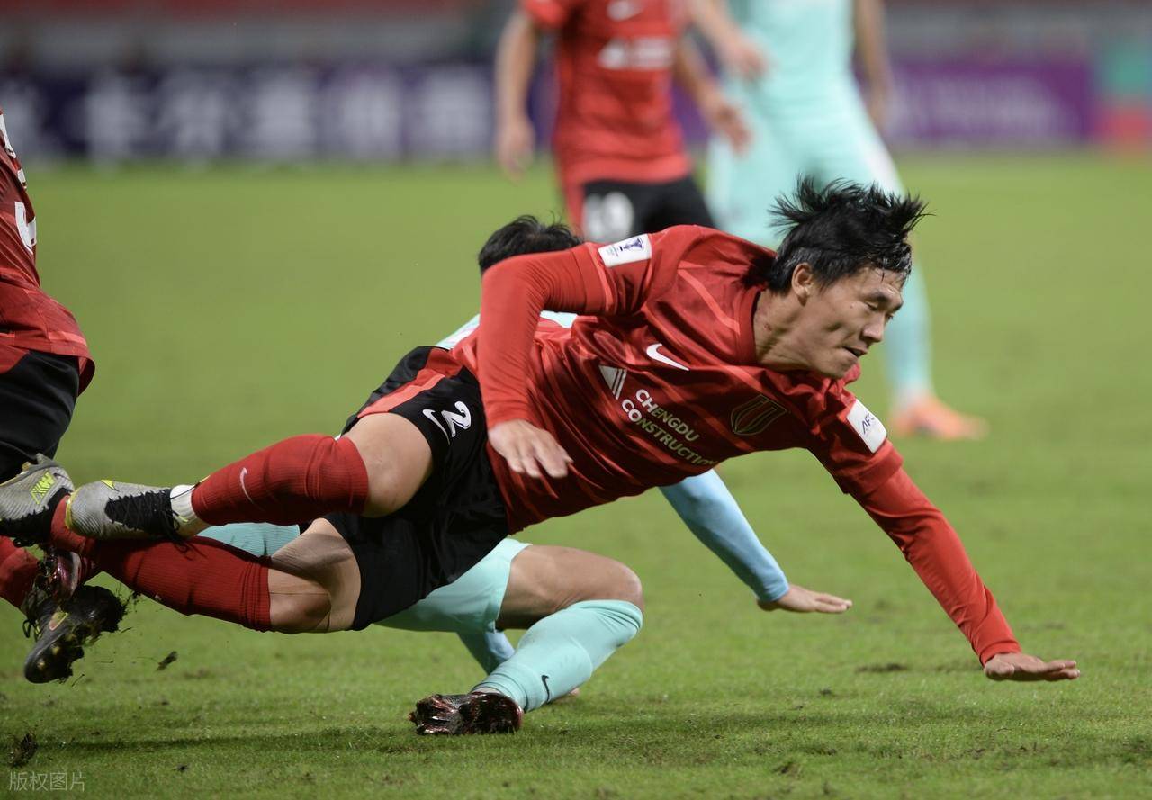 球迷向蔚山球员扔水瓶致蓉城被罚罚款3000美元的简单介绍  第1张