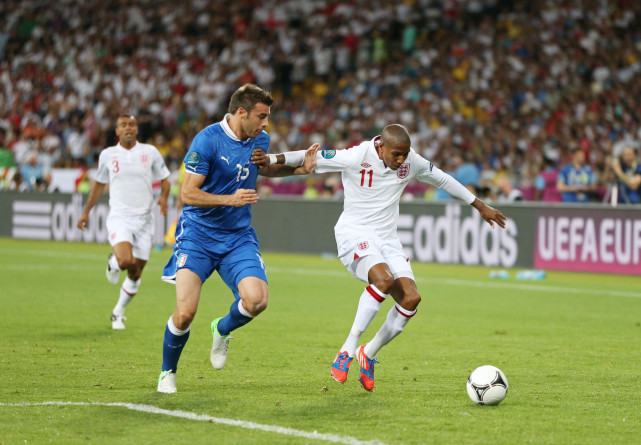 关于阿什利扬接近加盟伊普斯维奇此前与沃特福德转会因工资分歧而破裂的信息