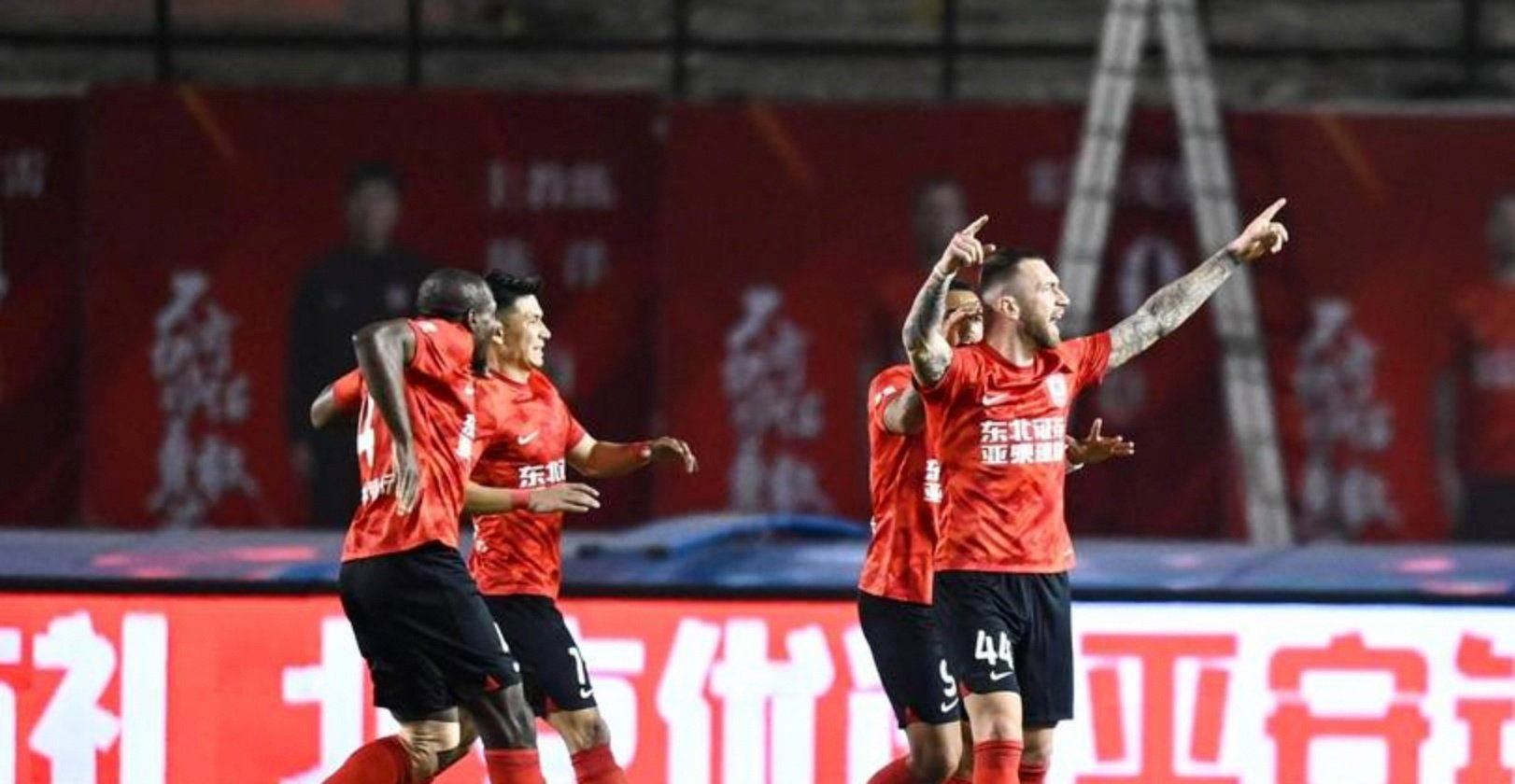 青岛海牛前锋萨里奇当选中超第28轮最佳球员戴帽助队客胜北京国安的简单介绍 第1张 青岛海牛前锋萨里奇当选中超第28轮最佳球员戴帽助队客胜北京国安的简单介绍 第1张