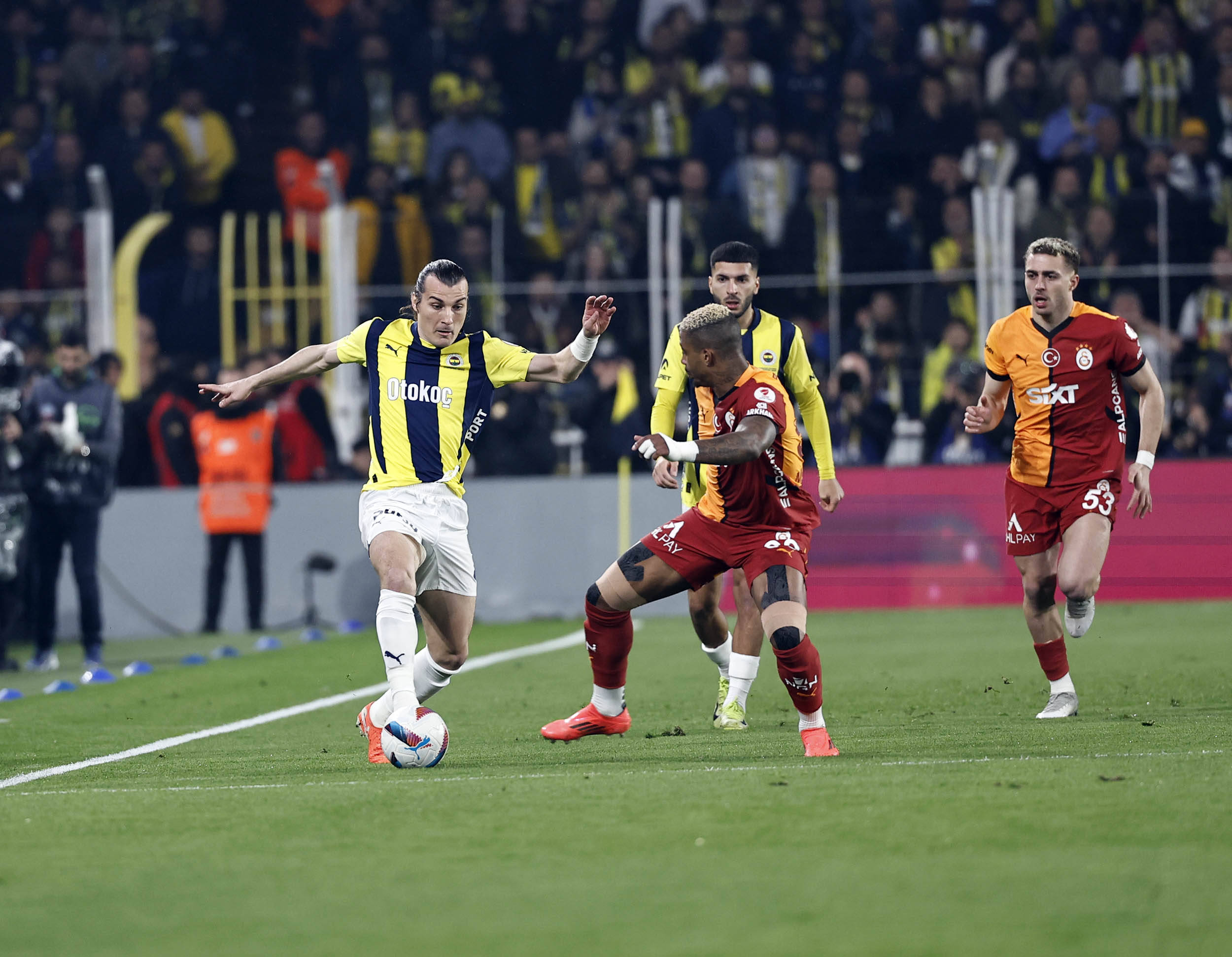 包含费内巴切淘汰费耶诺德范佩西在与穆里尼奥的博弈中落败的词条  第2张