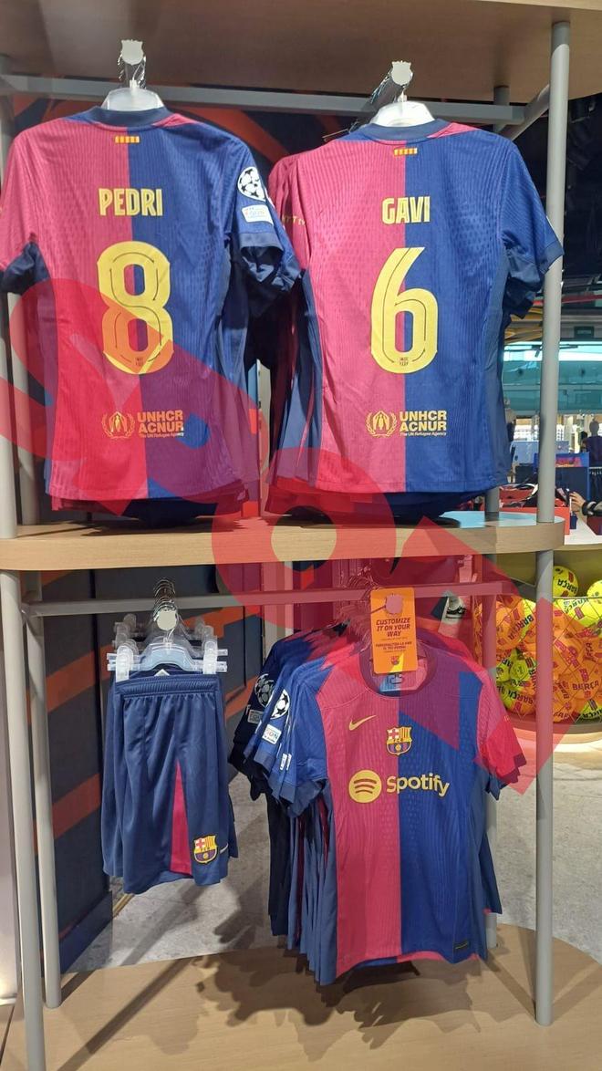 关于巴萨新赛季主场球衣将发售队徽回归传统位置的信息  第1张