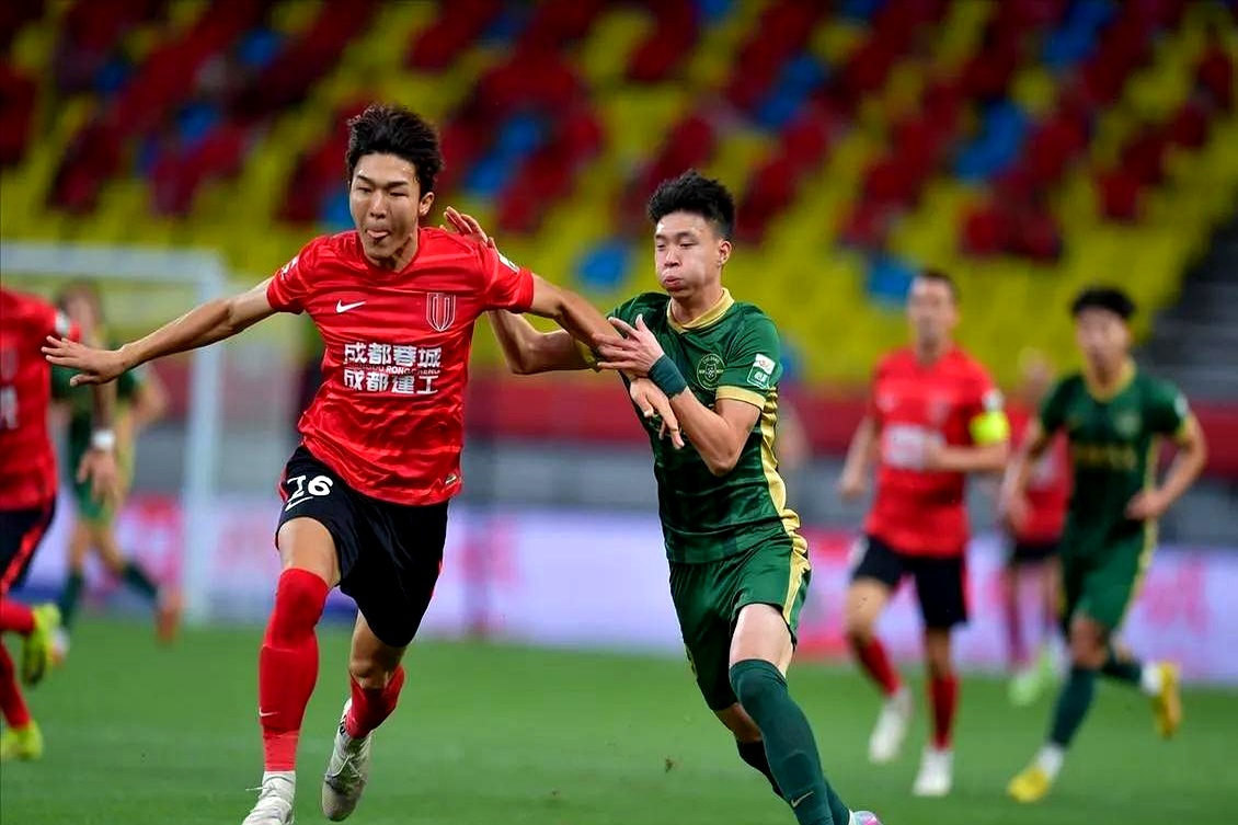 包含法兰克福希望截胡板仓滉球队将与荷甲豪门竞争球员的词条