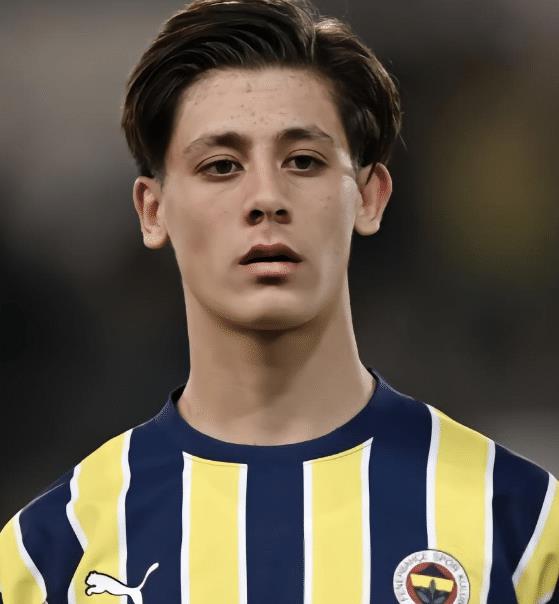 关于勒沃库森考虑签下加纳乔和安东尼填补维尔茨离队空缺的信息