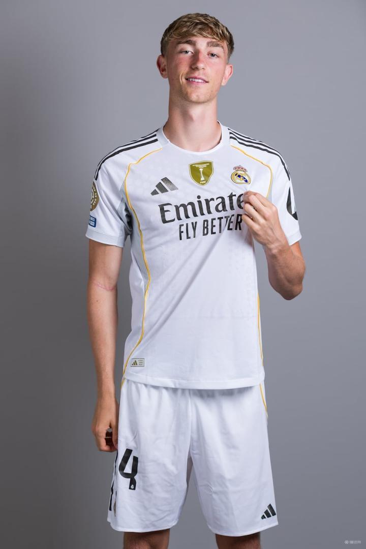 齐达内社媒晒身穿皇马球衣照片为皇马第三球衣的简单介绍