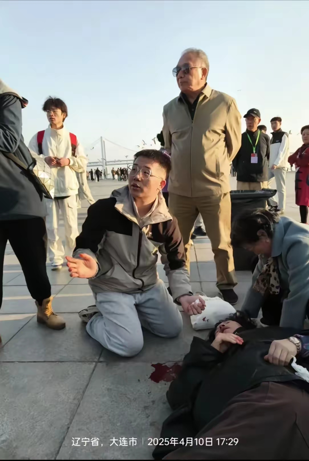 关于申花球迷医生跪地救人患者已脱离生命危险的信息 第1张 关于申花球迷医生跪地救人患者已脱离生命危险的信息 第1张